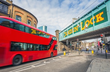 Dobbeltdækker bus ved Camden Lock i London, England