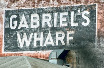 Retroskilt med Gabriels Wharf i South Bank, London i England