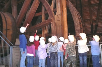 Børn beundrer det store træmøllehjul i sølvminen Grube Samson i St. Andreasberg - Copyright Grube Samson