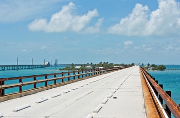 Den gamle bro der går over Pigeon Key, ø langs Overseas Highway til Key West, Florida