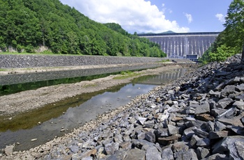 Fontana Dam er med sine ca. 146 meter, den højeste dæmning i North Carolina og det østlige USA