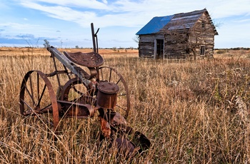 Gammel farm og plov i Kansas