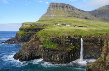 Vágars kyst med vandfaldet Múlafossur i Gásadalur, Færøerne