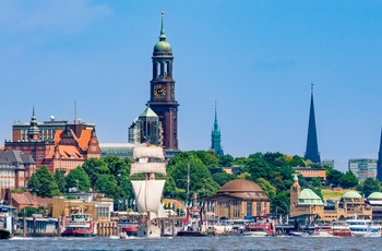 Havnen i Hamburg med St. Michaelis kirken, Tyskland