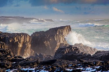Bølger fra Atlanterhavet der slår ind mod kysten nær Brimketill på Reykjanes halvøen, Island