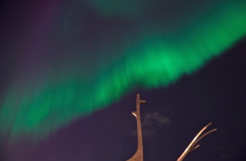 Nordlys over Solfærd eller Sólfar skulpturen i Reykjavik - Island