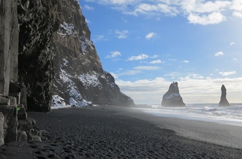 Basaltsøjler ved Reynisfjara stranden og klipperne Reynisdrangar, Island