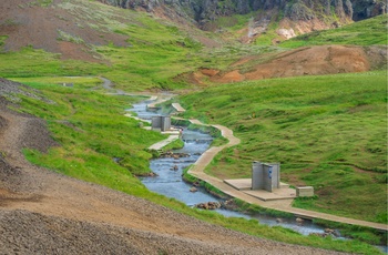 At springe i den varme flod i dalen Reykjadalur nær Reykjavik er en særligt rå oplevelse, Island