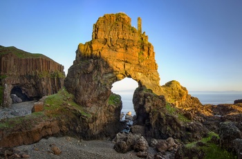 Klippeformationen Carsaig Arches på den sydlige kyst af Isle of Mull - Skotland