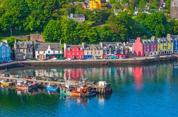 Tobermory - lille kystby med farverige husfacader på Isle of Mull - Skotland