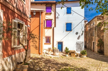 Farverige facader i kunstnerbyen Groznjan i Istrien, Kroatien