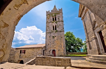 Kirke i verdens mindste by Hum i Istrien, Kroatien
