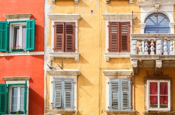 Farverige husfacader i Rovinj´s gamle bydel
