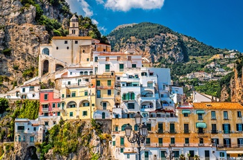 Farverige facader i byen Amalfi på Amalfikysten, Italien