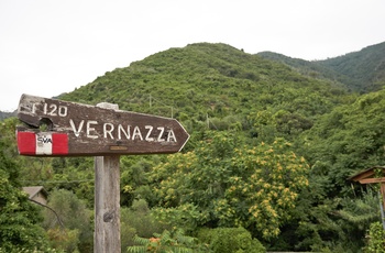 Skilt på vandrerute mod byen Vernazza i Liguruen, Italien