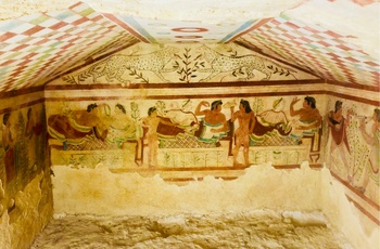 Malerier i gravkammer i nekropolis i byen Tarquinia i Umbrien