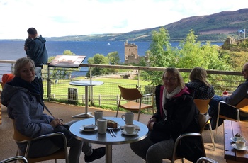 Kaffepause i besøgscenteret ved Urquhart Castle, Skotland
