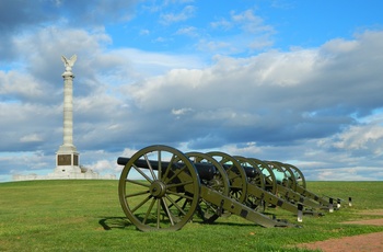 Kanoner og monument ved Antietam National Battlefield i Maryland
