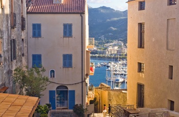 Den gamle bydel i Calvi med udsigt til havet, Korsika i Frankrig