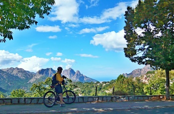 Udsigt på cykeltur i bjergen på Korsika, Frankrig