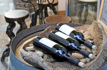 Vinbutik i kystbyen Porto Vecchio i det sydlige Korsika, Frankrig