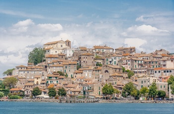 Landsbyen Anguillara Sabazia ved Bracciano søen