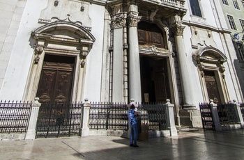 Indgangen til São Domingo Kirken i Lissabon