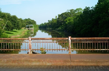 På vej over vandvejen / kanalen Batou Teche i Louisiana