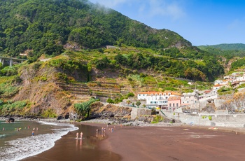 Lækker strand i kystbyen Seixal på Madeira