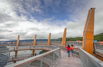 Mor og datter på toppen af Malahat Skywalk på Vancouver Island - © Malahat Skywalk