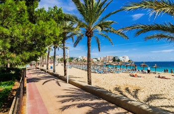 Strandpromenaden i badebyen Magaluf på Mallorca, Spanien