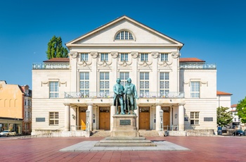 Goethe-Schiller monument foran Deutsches Nationaltheater i Weimar
