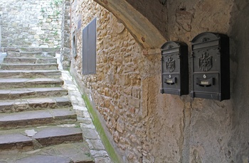 Postkasser og trapper midt i Montefioralle, Toscana