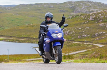 Motorcykelist hilser i Skotland