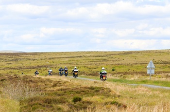 En gruppe motorcykelister på vej gennem Skotland