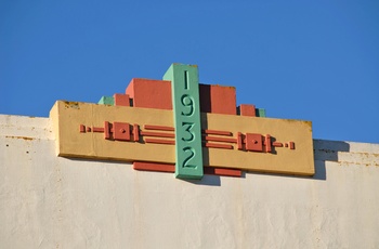 Art Deco på facade i Napier, New Zealands nordø