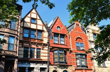 Flotte gamle Brown stone-huse i Harlem i New York