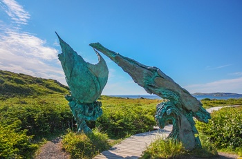 Bronzeskulpturen "Meeting of Two Worlds ved "L'Anse aux Meadows vikingeboplads, Newfoundland i Canada