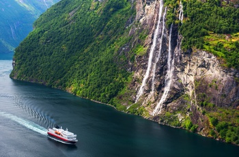 Krydstogtsskib ved vandfaldet Syv søstre i Geirangerfjorden, Norge