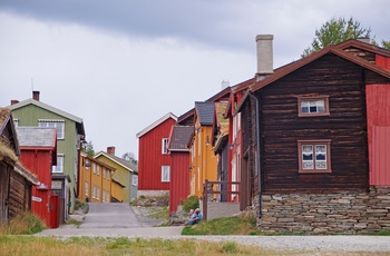 Farverige huse i minebyen Røros, Norge