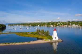 Kidston Island med det lille fyrtårn fra 1912 og Baddeck i baggrunden, Nova Scotia i Canada