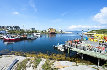 Fiskegrej og hummertejner i Peggy´s Cove havn, Nova Scotia i Canada