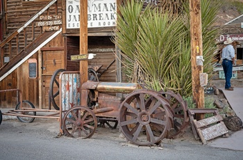 Gammel rusten traktor i den gamle mineby Oatnam - Arizona