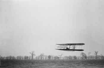Her flyver brøderne Wright, der udviklede der fly i Dayton - Ohio