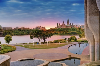 Ottawa floden og parliamentet i baggrunden, Ontario i Canada