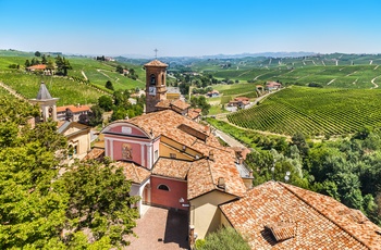 Vinbyen Barolo omgivet af bølgende vinmarker, Piemonte