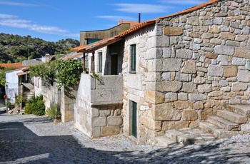 Smal gade i landsbyen Marialva, Portugal