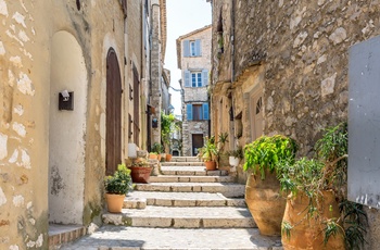 Smal gade i fæstningsbyen Saint-Paul de Vence, Provence i Frankrig