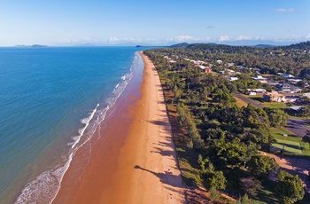 Luftfoto af strandområdet Mission Beach i Queensland