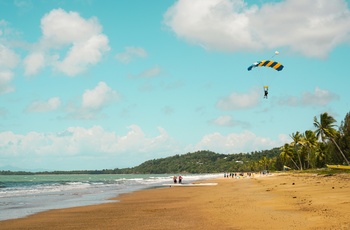 Strandliv og parasailing ved Mission Beach i Queensland